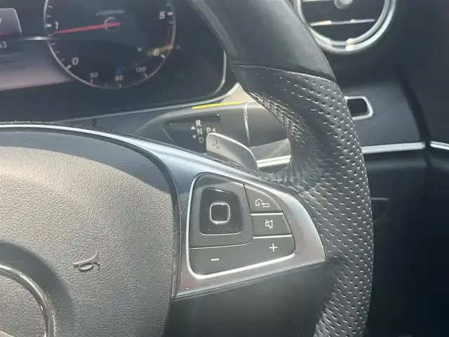 メルセデス・ベンツ Ｅ２２０ｄ SW AVG スポーツ 本革 三重県 2018(平30)年 4.9万km ポーラホワイト ナッパ革シート/Burmesterサウンドシステム/エアバランスパッケージ/レーダーセーフティパッケージ/360度カメラシステム/アクティブパーキングアシスト/パワーバックドア/フットトランクオープナー/マルチビームLEDヘッドランプ/アダプティプハイビームアシストプラス/19インチアルミホイール/ブラックアッシュ木目調インパネ加飾/シートヒーター（前席・後席）/12.3インチワイドディスプレイ/HDDナビ・地デジTV
