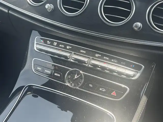 メルセデス・ベンツ Ｅ２２０ｄ SW AVG スポーツ 本革 三重県 2018(平30)年 4.9万km ポーラホワイト ナッパ革シート/Burmesterサウンドシステム/エアバランスパッケージ/レーダーセーフティパッケージ/360度カメラシステム/アクティブパーキングアシスト/パワーバックドア/フットトランクオープナー/マルチビームLEDヘッドランプ/アダプティプハイビームアシストプラス/19インチアルミホイール/ブラックアッシュ木目調インパネ加飾/シートヒーター（前席・後席）/12.3インチワイドディスプレイ/HDDナビ・地デジTV