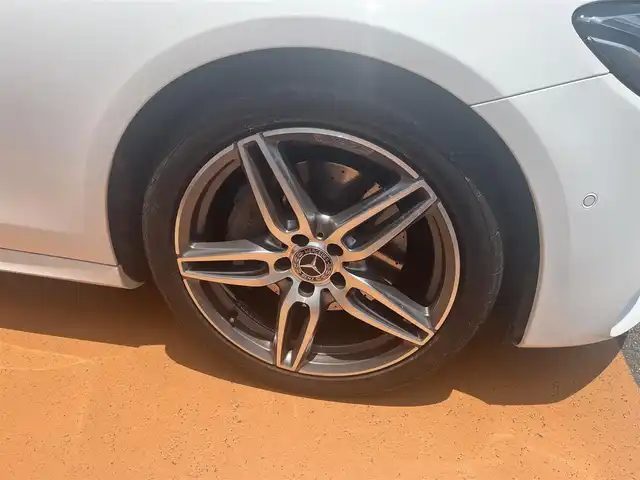 メルセデス・ベンツ Ｅ２２０ｄ SW AVG スポーツ 本革 三重県 2018(平30)年 4.9万km ポーラホワイト ナッパ革シート/Burmesterサウンドシステム/エアバランスパッケージ/レーダーセーフティパッケージ/360度カメラシステム/アクティブパーキングアシスト/パワーバックドア/フットトランクオープナー/マルチビームLEDヘッドランプ/アダプティプハイビームアシストプラス/19インチアルミホイール/ブラックアッシュ木目調インパネ加飾/シートヒーター（前席・後席）/12.3インチワイドディスプレイ/HDDナビ・地デジTV