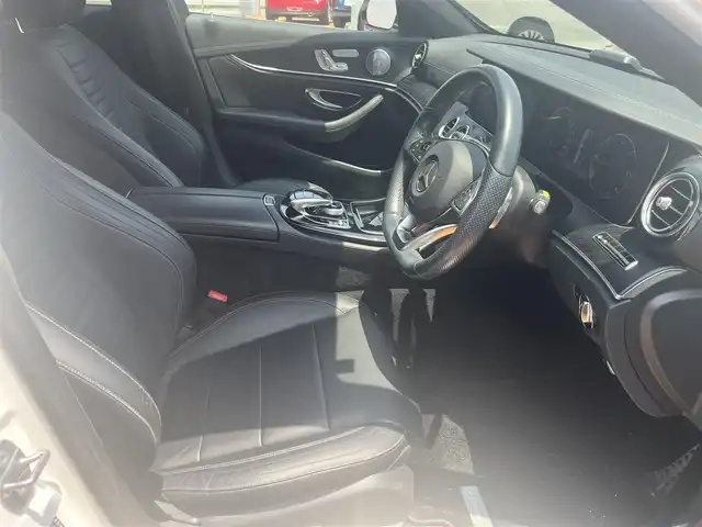 メルセデス・ベンツ Ｅ２２０ｄ SW AVG スポーツ 本革 三重県 2018(平30)年 4.9万km ポーラホワイト ナッパ革シート/Burmesterサウンドシステム/エアバランスパッケージ/レーダーセーフティパッケージ/360度カメラシステム/アクティブパーキングアシスト/パワーバックドア/フットトランクオープナー/マルチビームLEDヘッドランプ/アダプティプハイビームアシストプラス/19インチアルミホイール/ブラックアッシュ木目調インパネ加飾/シートヒーター（前席・後席）/12.3インチワイドディスプレイ/HDDナビ・地デジTV