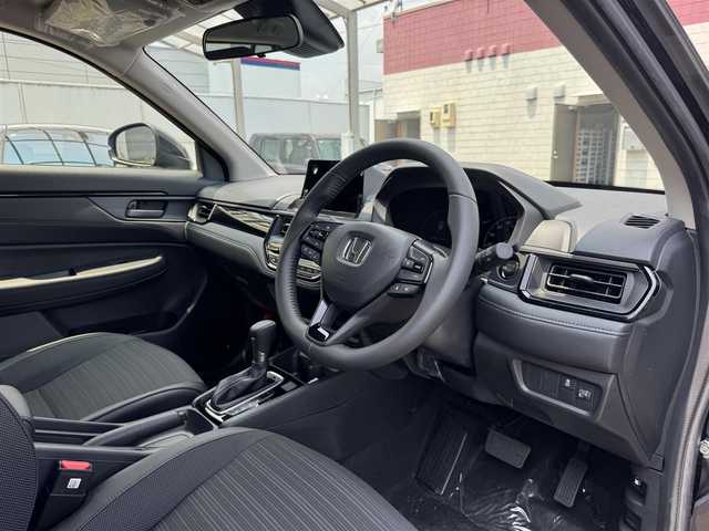ホンダ ＷＲ－Ｖ Z ブラックスタイル 三重県 2025(令7)年 0.1万km未満 クリスタルブラックパール 登録未使用車/ホンダセンシング /・衝突軽減ブレーキ/・誤発進抑制機能/・後方誤発進抑制機能/・近距離衝突軽減ブレーキ/・歩行者事故低減ステアリング/・路外逸脱抑制機能/・アダプティブクルーズコントロール/・車線維持支援システム/・先行車発進お知らせ機能/・標識認識機能/・オートハイビーム/・パーキングセンサーシステム/ナビ装着用スペシャルパッケージ/・ステアリングスイッチ/　(オーディオ/ナビ/ハンズフリー/音声認識)/・リアワイドカメラ/・車載通信機/・Bluetoothユニット/パドルシフト/USBジャック(運転席)/充電用USBジャック(助手席)/純正17インチ5本マルチスポークフルブラック塗装アルミホイール/ブラックドアミラー/ブラックアウトサイドドアハンドル/フルLEDヘッドランプ/・オートライト/LEDフロントフォグランプ/プッシュエンジンスタート/スマートキー×2