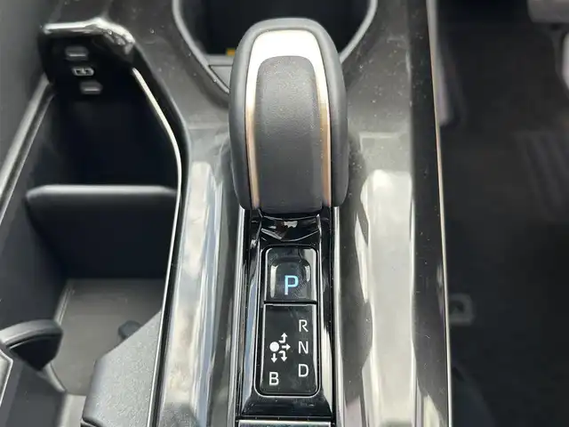 トヨタ クラウン クロスオーバー Z 滋賀県 2025(令7)年 0.4万km プレシャスホワイトパール 禁煙車/純正１２．３インチナビ/（Bluetooth/フルセグTV/USB/Miracast)/全方位カメラ/トヨタプレミアムサウンドシステム/シートヒーター（D+N席）/パワーシート（D+N席)/LEDヘッドランプ/デジタルインナーミラー/純正前後ドライブレコーダー/パワーバックドア/プリクラッシュセーフティ/衝突回避支援システム/レーントレーシングアシスト/レーダークルーズコントロール/アダプティブハイビームシステム/ロードサインアシスト/プロアクティヴドライビングシステム/ブラインドスポットモニター/パーキングサポートブレーキ/本革巻スポークステアリング/パドルシフト/ステアリングヒーター/ステアリングスイッチ/スマートキー/全ドアイージークローザー/アクセサリーコンセント/充電用USB端子/おくだけ充電/ビルトインETC2.0