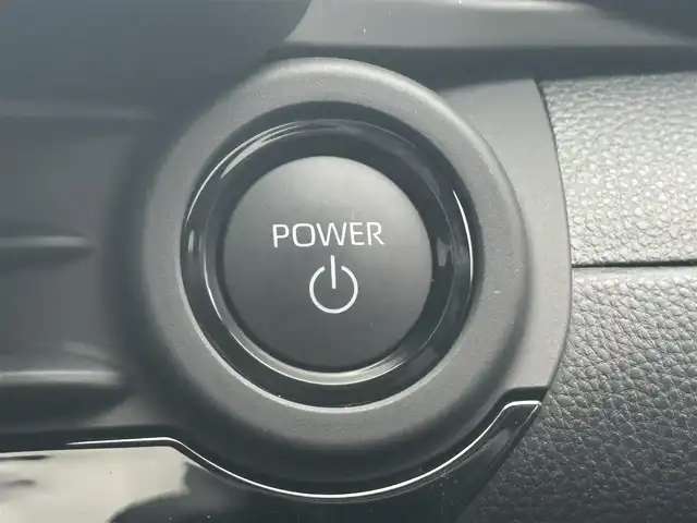 トヨタ クラウン クロスオーバー Z 滋賀県 2025(令7)年 0.4万km プレシャスホワイトパール 禁煙車/純正１２．３インチナビ/（Bluetooth/フルセグTV/USB/Miracast)/全方位カメラ/トヨタプレミアムサウンドシステム/シートヒーター（D+N席）/パワーシート（D+N席)/LEDヘッドランプ/デジタルインナーミラー/純正前後ドライブレコーダー/パワーバックドア/プリクラッシュセーフティ/衝突回避支援システム/レーントレーシングアシスト/レーダークルーズコントロール/アダプティブハイビームシステム/ロードサインアシスト/プロアクティヴドライビングシステム/ブラインドスポットモニター/パーキングサポートブレーキ/本革巻スポークステアリング/パドルシフト/ステアリングヒーター/ステアリングスイッチ/スマートキー/全ドアイージークローザー/アクセサリーコンセント/充電用USB端子/おくだけ充電/ビルトインETC2.0