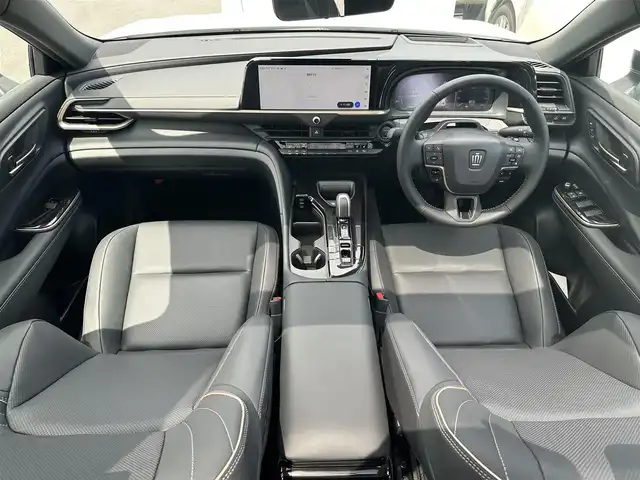 トヨタ クラウン クロスオーバー Z 滋賀県 2025(令7)年 0.4万km プレシャスホワイトパール 禁煙車/純正１２．３インチナビ/（Bluetooth/フルセグTV/USB/Miracast)/全方位カメラ/トヨタプレミアムサウンドシステム/シートヒーター（D+N席）/パワーシート（D+N席)/LEDヘッドランプ/デジタルインナーミラー/純正前後ドライブレコーダー/パワーバックドア/プリクラッシュセーフティ/衝突回避支援システム/レーントレーシングアシスト/レーダークルーズコントロール/アダプティブハイビームシステム/ロードサインアシスト/プロアクティヴドライビングシステム/ブラインドスポットモニター/パーキングサポートブレーキ/本革巻スポークステアリング/パドルシフト/ステアリングヒーター/ステアリングスイッチ/スマートキー/全ドアイージークローザー/アクセサリーコンセント/充電用USB端子/おくだけ充電/ビルトインETC2.0