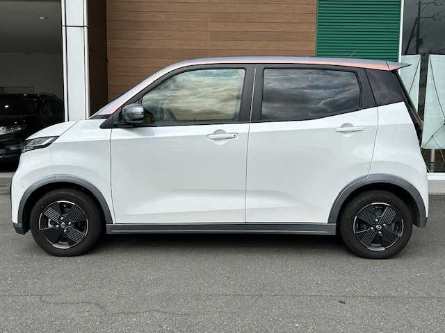 日産 サクラ X 静岡県 2023(令5)年 0.5万km チタニウムグレーM/シルキーホワイト 純正メモリナビ/AM/FM/CD/DVD/BT/フルセグ/ソナーセンサー/スマートキー/プッシュスタート/純正フロアマット/オートホールド/オートライト/LEDヘッドライト