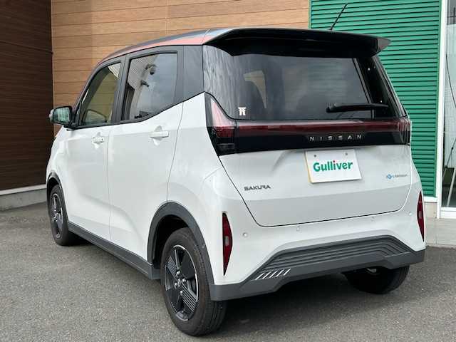日産 サクラ X 静岡県 2023(令5)年 0.5万km チタニウムグレーM/シルキーホワイト 純正メモリナビ/AM/FM/CD/DVD/BT/フルセグ/ソナーセンサー/スマートキー/プッシュスタート/純正フロアマット/オートホールド/オートライト/LEDヘッドライト