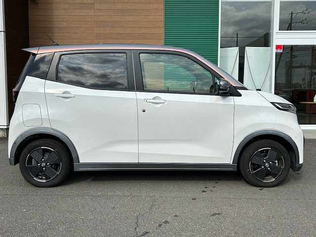 日産 サクラ X 静岡県 2023(令5)年 0.5万km チタニウムグレーM/シルキーホワイト 純正メモリナビ/AM/FM/CD/DVD/BT/フルセグ/ソナーセンサー/スマートキー/プッシュスタート/純正フロアマット/オートホールド/オートライト/LEDヘッドライト