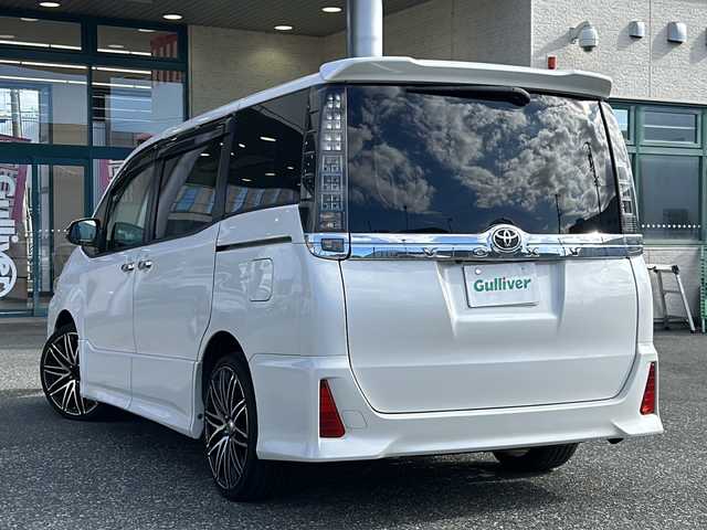 トヨタ ヴォクシー ZS 煌 愛知県 2015(平27)年 10.1万km ホワイトパールクリスタルシャイン 登録時走行距離100531km/社外8インチSDナビ/（フルセグTV/DVD/AM/FM/Bluetooth）/バックカメラ/アイドリングストップ/プッシュスタート/スマートキー/（スペアキー×１）/両側パワースライドドア/ビルドインETC/ドアバイザー/純正フロアマット/フォグランプ/オートライト/取説/保証書