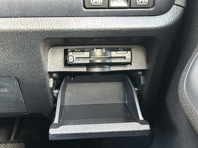 トヨタ ヴォクシー ZS 煌 愛知県 2015(平27)年 10.1万km ホワイトパールクリスタルシャイン 登録時走行距離100531km/社外8インチSDナビ/（フルセグTV/DVD/AM/FM/Bluetooth）/バックカメラ/アイドリングストップ/プッシュスタート/スマートキー/（スペアキー×１）/両側パワースライドドア/ビルドインETC/ドアバイザー/純正フロアマット/フォグランプ/オートライト/取説/保証書