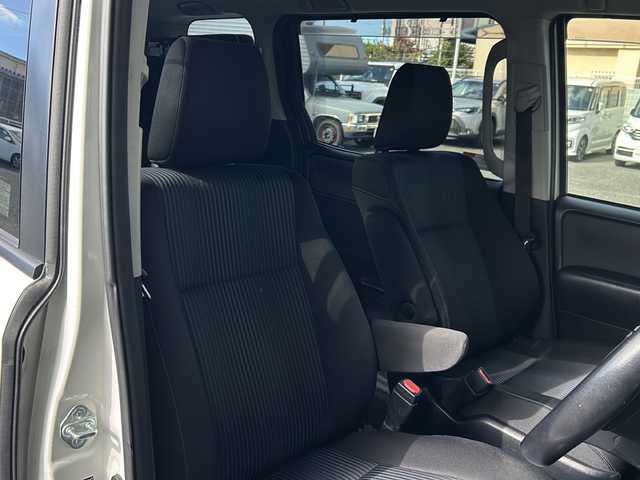 トヨタ ヴォクシー ZS 煌 愛知県 2015(平27)年 10.1万km ホワイトパールクリスタルシャイン 登録時走行距離100531km/社外8インチSDナビ/（フルセグTV/DVD/AM/FM/Bluetooth）/バックカメラ/アイドリングストップ/プッシュスタート/スマートキー/（スペアキー×１）/両側パワースライドドア/ビルドインETC/ドアバイザー/純正フロアマット/フォグランプ/オートライト/取説/保証書