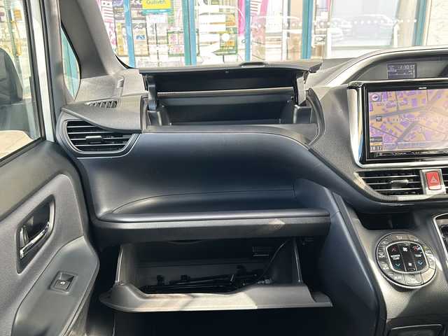 トヨタ ヴォクシー ZS 煌 愛知県 2015(平27)年 10.1万km ホワイトパールクリスタルシャイン 登録時走行距離100531km/社外8インチSDナビ/（フルセグTV/DVD/AM/FM/Bluetooth）/バックカメラ/アイドリングストップ/プッシュスタート/スマートキー/（スペアキー×１）/両側パワースライドドア/ビルドインETC/ドアバイザー/純正フロアマット/フォグランプ/オートライト/取説/保証書