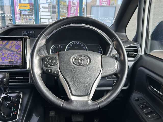 トヨタ ヴォクシー ZS 煌 愛知県 2015(平27)年 10.1万km ホワイトパールクリスタルシャイン 登録時走行距離100531km/社外8インチSDナビ/（フルセグTV/DVD/AM/FM/Bluetooth）/バックカメラ/アイドリングストップ/プッシュスタート/スマートキー/（スペアキー×１）/両側パワースライドドア/ビルドインETC/ドアバイザー/純正フロアマット/フォグランプ/オートライト/取説/保証書