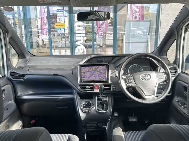 トヨタ ヴォクシー ZS 煌 愛知県 2015(平27)年 10.1万km ホワイトパールクリスタルシャイン 登録時走行距離100531km/社外8インチSDナビ/（フルセグTV/DVD/AM/FM/Bluetooth）/バックカメラ/アイドリングストップ/プッシュスタート/スマートキー/（スペアキー×１）/両側パワースライドドア/ビルドインETC/ドアバイザー/純正フロアマット/フォグランプ/オートライト/取説/保証書