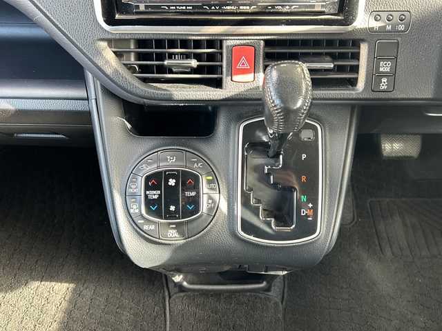 トヨタ ヴォクシー ZS 煌 愛知県 2015(平27)年 10.1万km ホワイトパールクリスタルシャイン 登録時走行距離100531km/社外8インチSDナビ/（フルセグTV/DVD/AM/FM/Bluetooth）/バックカメラ/アイドリングストップ/プッシュスタート/スマートキー/（スペアキー×１）/両側パワースライドドア/ビルドインETC/ドアバイザー/純正フロアマット/フォグランプ/オートライト/取説/保証書