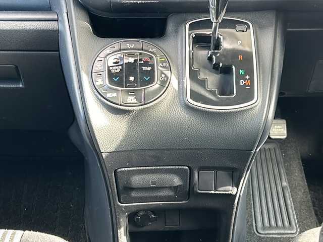 トヨタ ヴォクシー ZS 煌 愛知県 2015(平27)年 10.1万km ホワイトパールクリスタルシャイン 登録時走行距離100531km/社外8インチSDナビ/（フルセグTV/DVD/AM/FM/Bluetooth）/バックカメラ/アイドリングストップ/プッシュスタート/スマートキー/（スペアキー×１）/両側パワースライドドア/ビルドインETC/ドアバイザー/純正フロアマット/フォグランプ/オートライト/取説/保証書