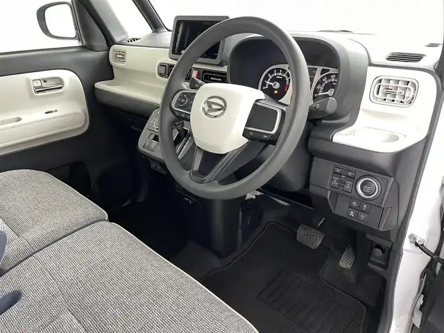 ダイハツ ムーヴ キャンバス ストライプス G 福島県 2023(令5)年 1.3万km シャイニングホワイトパール/レイクブルーメタリック スマートアシスト/・先行車発進お知らせ機能/・標識認識機能/・両側パワースライドドア/両側パワースライドドア/LEDオートライト/・フォグランプ/ベンチシート/・シートヒーター/ステアリングリモコン/電子パーキング/・ブレーキホールド/純正フロアマット/電動格納ドアミラー/アイドリングストップ/プッシュスタート/・スマートキー/・スペアキー