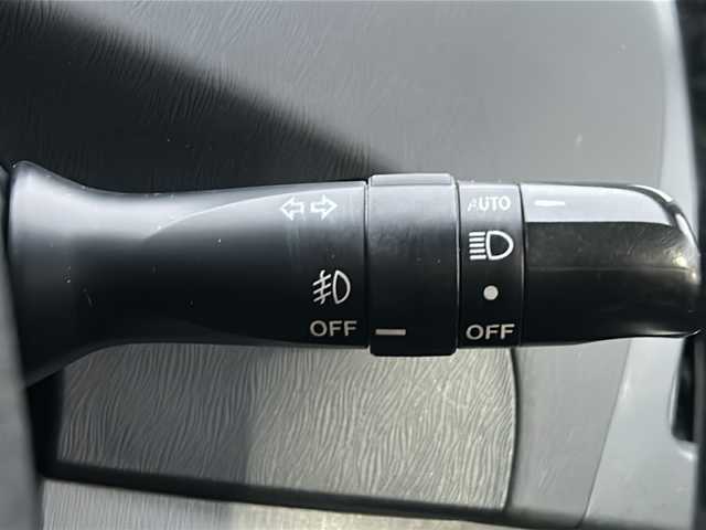 トヨタ プリウス S ツーリングセレクション 愛知県 2011(平23)年 9.6万km シルバーM ・禁煙車/・ワンオーナー/・純正ナビ/・フルセグTV/・バックカメラ/・ETC/・スマートキー/・プッシュスタート/・純正１７インチアルミ/・ステアスイッチ/・LEDオートライト/・フォグランプ/・電動格納ミラー/・ドアバイザー/・フロアマット/・新車保証書/・取扱説明書