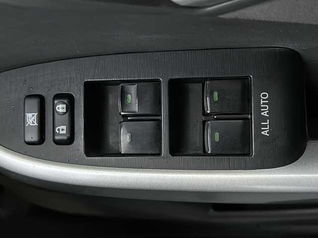 トヨタ プリウス S ツーリングセレクション 愛知県 2011(平23)年 9.6万km シルバーM ・禁煙車/・ワンオーナー/・純正ナビ/・フルセグTV/・バックカメラ/・ETC/・スマートキー/・プッシュスタート/・純正１７インチアルミ/・ステアスイッチ/・LEDオートライト/・フォグランプ/・電動格納ミラー/・ドアバイザー/・フロアマット/・新車保証書/・取扱説明書