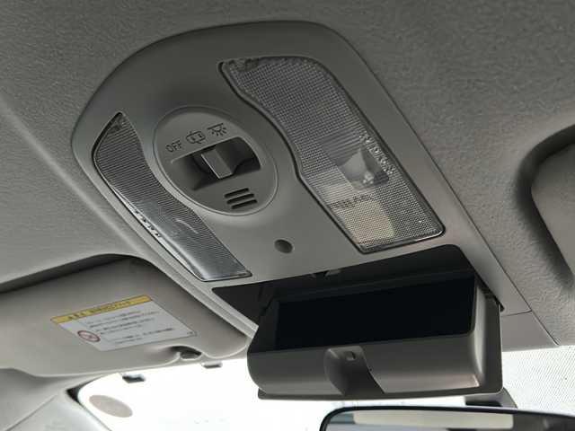 トヨタ プリウス S ツーリングセレクション 愛知県 2011(平23)年 9.6万km シルバーM ・禁煙車/・ワンオーナー/・純正ナビ/・フルセグTV/・バックカメラ/・ETC/・スマートキー/・プッシュスタート/・純正１７インチアルミ/・ステアスイッチ/・LEDオートライト/・フォグランプ/・電動格納ミラー/・ドアバイザー/・フロアマット/・新車保証書/・取扱説明書