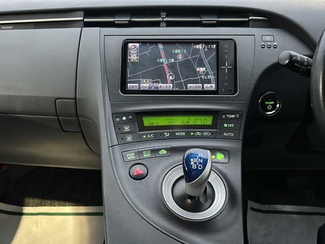 トヨタ プリウス S ツーリングセレクション 愛知県 2011(平23)年 9.6万km シルバーM ・禁煙車/・ワンオーナー/・純正ナビ/・フルセグTV/・バックカメラ/・ETC/・スマートキー/・プッシュスタート/・純正１７インチアルミ/・ステアスイッチ/・LEDオートライト/・フォグランプ/・電動格納ミラー/・ドアバイザー/・フロアマット/・新車保証書/・取扱説明書