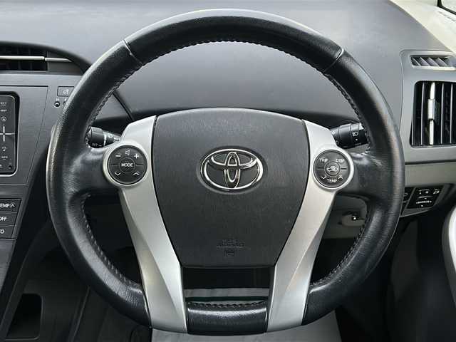 トヨタ プリウス S ツーリングセレクション 愛知県 2011(平23)年 9.6万km シルバーM ・禁煙車/・ワンオーナー/・純正ナビ/・フルセグTV/・バックカメラ/・ETC/・スマートキー/・プッシュスタート/・純正１７インチアルミ/・ステアスイッチ/・LEDオートライト/・フォグランプ/・電動格納ミラー/・ドアバイザー/・フロアマット/・新車保証書/・取扱説明書