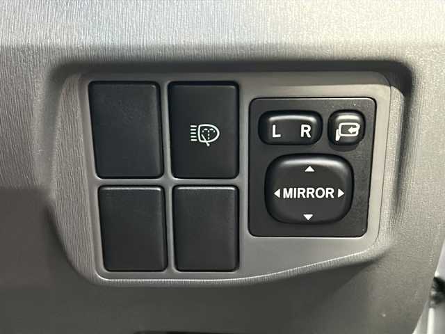 トヨタ プリウス S ツーリングセレクション 愛知県 2011(平23)年 9.6万km シルバーM ・禁煙車/・ワンオーナー/・純正ナビ/・フルセグTV/・バックカメラ/・ETC/・スマートキー/・プッシュスタート/・純正１７インチアルミ/・ステアスイッチ/・LEDオートライト/・フォグランプ/・電動格納ミラー/・ドアバイザー/・フロアマット/・新車保証書/・取扱説明書