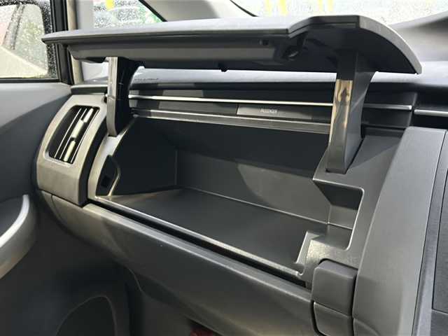 トヨタ プリウス S ツーリングセレクション 愛知県 2011(平23)年 9.6万km シルバーM ・禁煙車/・ワンオーナー/・純正ナビ/・フルセグTV/・バックカメラ/・ETC/・スマートキー/・プッシュスタート/・純正１７インチアルミ/・ステアスイッチ/・LEDオートライト/・フォグランプ/・電動格納ミラー/・ドアバイザー/・フロアマット/・新車保証書/・取扱説明書