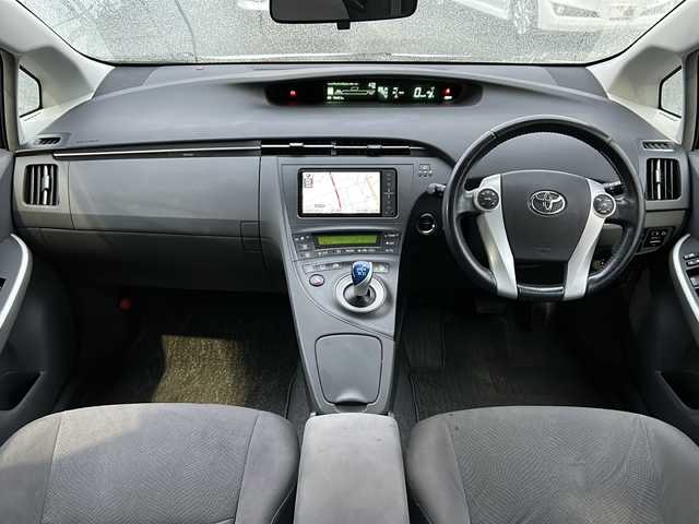 トヨタ プリウス S ツーリングセレクション 愛知県 2011(平23)年 9.6万km シルバーM ・禁煙車/・ワンオーナー/・純正ナビ/・フルセグTV/・バックカメラ/・ETC/・スマートキー/・プッシュスタート/・純正１７インチアルミ/・ステアスイッチ/・LEDオートライト/・フォグランプ/・電動格納ミラー/・ドアバイザー/・フロアマット/・新車保証書/・取扱説明書