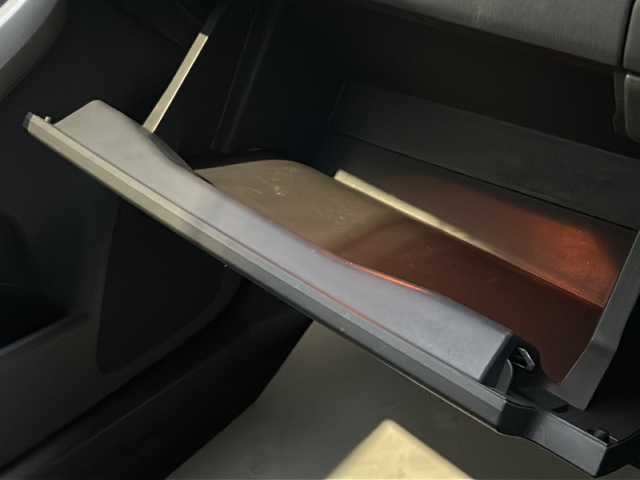 トヨタ プリウス S ツーリングセレクション 愛知県 2011(平23)年 9.6万km シルバーM ・禁煙車/・ワンオーナー/・純正ナビ/・フルセグTV/・バックカメラ/・ETC/・スマートキー/・プッシュスタート/・純正１７インチアルミ/・ステアスイッチ/・LEDオートライト/・フォグランプ/・電動格納ミラー/・ドアバイザー/・フロアマット/・新車保証書/・取扱説明書