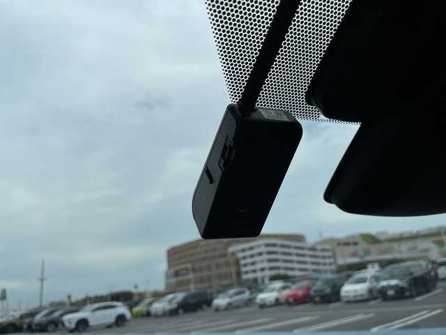 トヨタ プリウス ＰＨＶ A プレミアム 愛知県 2017(平29)年 7.7万km アティチュードブラックマイカ プレミアムサウンドＪＢＬ/純正11.6型ディスプレイオーディオナビ/四眼LEDヘッドライト/シートヒーター/バックカメラ/パワーシート/ヘッドアップディスプレイ/コーナーセンサー/ETC2.0/ブラインドスポットモニター/LEDヘッドライト/ステアリングヒーター/レーンキープアシスト/オートマチックハイビーム/衝突軽減システム/ステアリングスイッチ/スマートキー/プッシュスタート