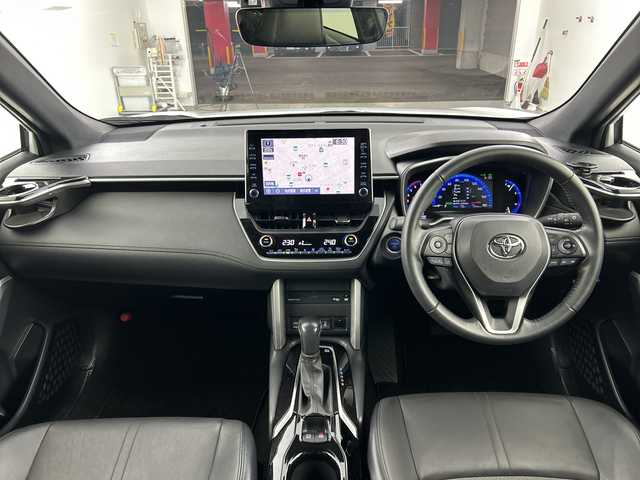 トヨタ カローラ クロス ハイブリッド Z 愛知県 2022(令4)年 3万km プラチナホワイトパールマイカ 禁煙車/ワンオーナー/純正9インチナビ/（CD/DVD/Bluetooth/フルセグTV/USB)/全方位カメラ/モデリスタエアロ/（フロント/リア/サイド）/シーケンシャルウインカー/トヨタセーフティセンス/・プリクラッシュセーフティ/・レーダークルーズコントロール/・レーントレーシングアシスト/・オートマチックハイビーム/・クリアランスソナー/・パーキングサポートブレーキ/・ロードサインアシスト/・ブラインドスポットモニター/ETC2.0/ドライブレコーダー/ハーフレザーシート/シートヒーター/パワーシート/パワーバックドア/ルーフレール/純正18インチアルミホイール/スマートキー/スペアキー1本/プッシュスタート/LEDヘッドライト/フロントフォグランプ/オートライト/純正フロアマット/電子パーキングブレーキ/オートホールド/横滑り防止装置