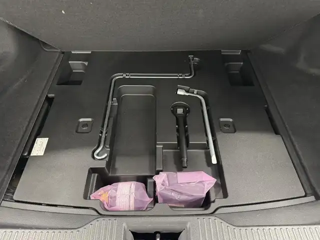 トヨタ クラウン ハイブリッド S Cパッケージ 三重県 2018(平30)年 4.9万km ホワイトパールクリスタルシャイン ハイブリッド/FR/MTモード付フロアCVT/純正 8インチナビ/（AM/FM/CD/DVD/Blu-ray/SDREC/SD/USB/Bluetooth/Miracast/AUX/TV）/バックガイドモニター/【OP】トヨタプレミアムサウンド（16スピーカー/12chオーディオAMP）/ETC/Toyota Safety Sense/・プリクラッシュセーフティ/・レーントレーシングアシスト/・レーダークルコン/・ロードサインアシスト/・オートハイビーム/・ブラインドスポットモニター＋リヤクロストラフィックアラート/・インテリジェントクリアランスソナー［パーキングサポートブレーキ（静止物）］/など/装備/・【OP】ムーンルーフ/・【OP】カラーヘッドアップディスプレイ/・本革シート*/・シートヒーター＆ベンチレーション*（D/N）/・パワーシート（Dメモリー付8way＋ランバーサポート/N4way）/・パドルシフト/・雨滴感応式フロントワイパー/・AC100Vコンセント（100W）/・オートライト/・左右独立オートエアコン/・電動チルト&テレスコピックステアリング/・純正17inAW/・保/取/ナビ取/・スマートキーx2/など/*…メーカーOP