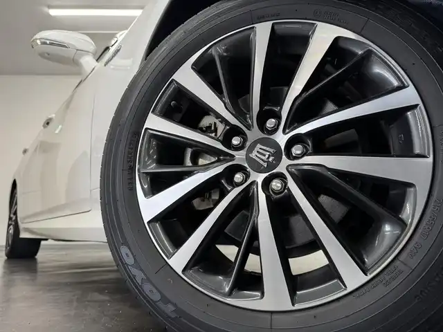 トヨタ クラウン ハイブリッド S Cパッケージ 三重県 2018(平30)年 4.9万km ホワイトパールクリスタルシャイン ハイブリッド/FR/MTモード付フロアCVT/純正 8インチナビ/（AM/FM/CD/DVD/Blu-ray/SDREC/SD/USB/Bluetooth/Miracast/AUX/TV）/バックガイドモニター/【OP】トヨタプレミアムサウンド（16スピーカー/12chオーディオAMP）/ETC/Toyota Safety Sense/・プリクラッシュセーフティ/・レーントレーシングアシスト/・レーダークルコン/・ロードサインアシスト/・オートハイビーム/・ブラインドスポットモニター＋リヤクロストラフィックアラート/・インテリジェントクリアランスソナー［パーキングサポートブレーキ（静止物）］/など/装備/・【OP】ムーンルーフ/・【OP】カラーヘッドアップディスプレイ/・本革シート*/・シートヒーター＆ベンチレーション*（D/N）/・パワーシート（Dメモリー付8way＋ランバーサポート/N4way）/・パドルシフト/・雨滴感応式フロントワイパー/・AC100Vコンセント（100W）/・オートライト/・左右独立オートエアコン/・電動チルト&テレスコピックステアリング/・純正17inAW/・保/取/ナビ取/・スマートキーx2/など/*…メーカーOP