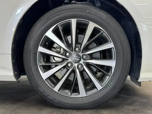 トヨタ クラウン ハイブリッド S Cパッケージ 三重県 2018(平30)年 4.9万km ホワイトパールクリスタルシャイン ハイブリッド/FR/MTモード付フロアCVT/純正 8インチナビ/（AM/FM/CD/DVD/Blu-ray/SDREC/SD/USB/Bluetooth/Miracast/AUX/TV）/バックガイドモニター/【OP】トヨタプレミアムサウンド（16スピーカー/12chオーディオAMP）/ETC/Toyota Safety Sense/・プリクラッシュセーフティ/・レーントレーシングアシスト/・レーダークルコン/・ロードサインアシスト/・オートハイビーム/・ブラインドスポットモニター＋リヤクロストラフィックアラート/・インテリジェントクリアランスソナー［パーキングサポートブレーキ（静止物）］/など/装備/・【OP】ムーンルーフ/・【OP】カラーヘッドアップディスプレイ/・本革シート*/・シートヒーター＆ベンチレーション*（D/N）/・パワーシート（Dメモリー付8way＋ランバーサポート/N4way）/・パドルシフト/・雨滴感応式フロントワイパー/・AC100Vコンセント（100W）/・オートライト/・左右独立オートエアコン/・電動チルト&テレスコピックステアリング/・純正17inAW/・保/取/ナビ取/・スマートキーx2/など/*…メーカーOP