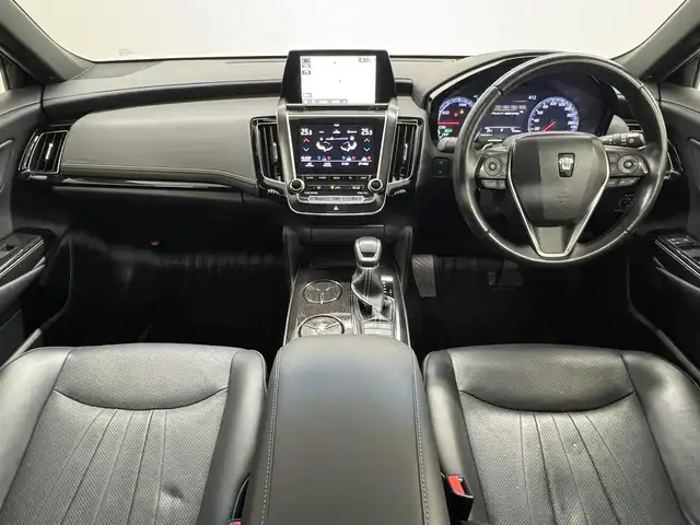 トヨタ クラウン ハイブリッド S Cパッケージ 三重県 2018(平30)年 4.9万km ホワイトパールクリスタルシャイン ハイブリッド/FR/MTモード付フロアCVT/純正 8インチナビ/（AM/FM/CD/DVD/Blu-ray/SDREC/SD/USB/Bluetooth/Miracast/AUX/TV）/バックガイドモニター/【OP】トヨタプレミアムサウンド（16スピーカー/12chオーディオAMP）/ETC/Toyota Safety Sense/・プリクラッシュセーフティ/・レーントレーシングアシスト/・レーダークルコン/・ロードサインアシスト/・オートハイビーム/・ブラインドスポットモニター＋リヤクロストラフィックアラート/・インテリジェントクリアランスソナー［パーキングサポートブレーキ（静止物）］/など/装備/・【OP】ムーンルーフ/・【OP】カラーヘッドアップディスプレイ/・本革シート*/・シートヒーター＆ベンチレーション*（D/N）/・パワーシート（Dメモリー付8way＋ランバーサポート/N4way）/・パドルシフト/・雨滴感応式フロントワイパー/・AC100Vコンセント（100W）/・オートライト/・左右独立オートエアコン/・電動チルト&テレスコピックステアリング/・純正17inAW/・保/取/ナビ取/・スマートキーx2/など/*…メーカーOP