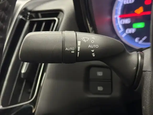 トヨタ クラウン ハイブリッド S Cパッケージ 三重県 2018(平30)年 4.9万km ホワイトパールクリスタルシャイン ハイブリッド/FR/MTモード付フロアCVT/純正 8インチナビ/（AM/FM/CD/DVD/Blu-ray/SDREC/SD/USB/Bluetooth/Miracast/AUX/TV）/バックガイドモニター/【OP】トヨタプレミアムサウンド（16スピーカー/12chオーディオAMP）/ETC/Toyota Safety Sense/・プリクラッシュセーフティ/・レーントレーシングアシスト/・レーダークルコン/・ロードサインアシスト/・オートハイビーム/・ブラインドスポットモニター＋リヤクロストラフィックアラート/・インテリジェントクリアランスソナー［パーキングサポートブレーキ（静止物）］/など/装備/・【OP】ムーンルーフ/・【OP】カラーヘッドアップディスプレイ/・本革シート*/・シートヒーター＆ベンチレーション*（D/N）/・パワーシート（Dメモリー付8way＋ランバーサポート/N4way）/・パドルシフト/・雨滴感応式フロントワイパー/・AC100Vコンセント（100W）/・オートライト/・左右独立オートエアコン/・電動チルト&テレスコピックステアリング/・純正17inAW/・保/取/ナビ取/・スマートキーx2/など/*…メーカーOP