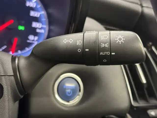 トヨタ クラウン ハイブリッド S Cパッケージ 三重県 2018(平30)年 4.9万km ホワイトパールクリスタルシャイン ハイブリッド/FR/MTモード付フロアCVT/純正 8インチナビ/（AM/FM/CD/DVD/Blu-ray/SDREC/SD/USB/Bluetooth/Miracast/AUX/TV）/バックガイドモニター/【OP】トヨタプレミアムサウンド（16スピーカー/12chオーディオAMP）/ETC/Toyota Safety Sense/・プリクラッシュセーフティ/・レーントレーシングアシスト/・レーダークルコン/・ロードサインアシスト/・オートハイビーム/・ブラインドスポットモニター＋リヤクロストラフィックアラート/・インテリジェントクリアランスソナー［パーキングサポートブレーキ（静止物）］/など/装備/・【OP】ムーンルーフ/・【OP】カラーヘッドアップディスプレイ/・本革シート*/・シートヒーター＆ベンチレーション*（D/N）/・パワーシート（Dメモリー付8way＋ランバーサポート/N4way）/・パドルシフト/・雨滴感応式フロントワイパー/・AC100Vコンセント（100W）/・オートライト/・左右独立オートエアコン/・電動チルト&テレスコピックステアリング/・純正17inAW/・保/取/ナビ取/・スマートキーx2/など/*…メーカーOP