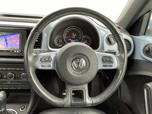 フォルクスワーゲン ザ・ビートル デザイン レザーパッケージ 熊本県 2013(平25)年 5万km デニムブルー 社外ナビAVIC-MRZ009（ＣＤ・ＤＶＤ・フルセグ・ＢＴ・ＳＤ・ｉｐｏｄ・ＵＳＢ）/クルーズコントロール　/前席シートヒーター　/ＥＴＣ　/横滑り防止　/純正フロアマット　/純正１７インチＡＷ/フォグライト/リモコンキー/スペアキー1本/保証書　/取扱説明書