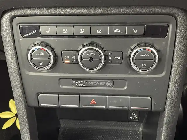 フォルクスワーゲン ザ・ビートル デザイン レザーパッケージ 熊本県 2013(平25)年 5万km デニムブルー 社外ナビAVIC-MRZ009（ＣＤ・ＤＶＤ・フルセグ・ＢＴ・ＳＤ・ｉｐｏｄ・ＵＳＢ）/クルーズコントロール　/前席シートヒーター　/ＥＴＣ　/横滑り防止　/純正フロアマット　/純正１７インチＡＷ/フォグライト/リモコンキー/スペアキー1本/保証書　/取扱説明書