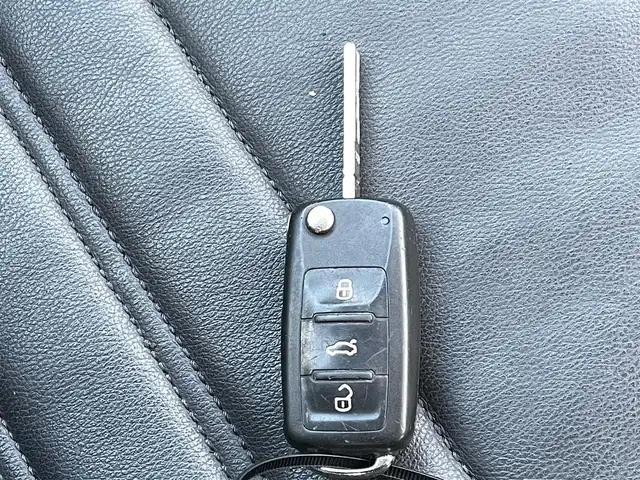 フォルクスワーゲン ザ・ビートル デザイン レザーパッケージ 熊本県 2013(平25)年 5万km デニムブルー 社外ナビAVIC-MRZ009（ＣＤ・ＤＶＤ・フルセグ・ＢＴ・ＳＤ・ｉｐｏｄ・ＵＳＢ）/クルーズコントロール　/前席シートヒーター　/ＥＴＣ　/横滑り防止　/純正フロアマット　/純正１７インチＡＷ/フォグライト/リモコンキー/スペアキー1本/保証書　/取扱説明書