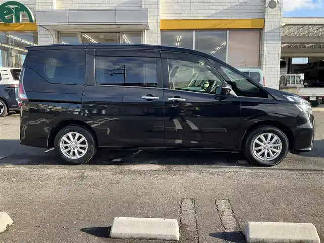 日産 セレナ S 滋賀県 2017(平29)年 9.4万km ダイヤモンドブラック ワンオーナー/車検令和8年6月まで/社外15インチアルミホイール/片側パワースライドドア/純正9インチナビゲーション（MM516D-L)/・CD/DVD/・AM/FM/・Bluetooth/アラウンドビューモニター/純正リヤフリップダウンモニター/ビルトインETC/純正ドライブレコーダー（ナビ連動）/取扱説明書/保証書