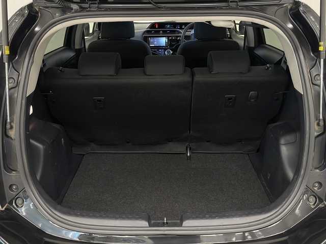 トヨタ アクア S 熊本県 2017(平29)年 10.5万km ブラックマイカ 純正ナビ　/ＣＤ再生　/Ｂｌｕｅｔｏｏｔｈ接続　/バックモニター　/ＥＴＣ　/車両接近通報装置　/ステアリングスイッチ　/フルオートエアコン　/エコモード　/横滑り防止装置　/スマートキー　/プッシュスタート