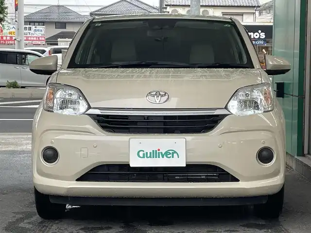 トヨタ パッソ X Lパッケージ 愛知県 2021(令3)年 1.8万km キナコメタリック 純正SDナビ〈NSCN-W68〉/・CD／Bluetooth／1segTV/バック／全周囲カメラ/スマートアシストIII/・衝突警報機能/・衝突回避支援ブレーキ機能/・誤発進抑制制御機能/・車線逸脱警報機能/・先行車発進お知らせ機能/・オートハイビーム/ETC/オートライト/LEDヘッドライト/コーナーセンサー/スマートキー