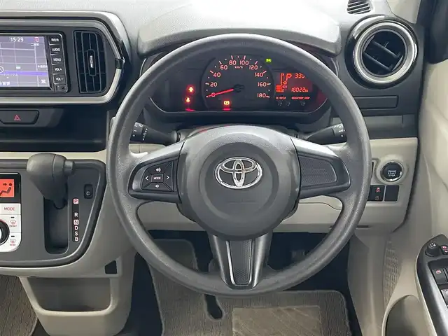 トヨタ パッソ X Lパッケージ 愛知県 2021(令3)年 1.8万km キナコメタリック 純正SDナビ〈NSCN-W68〉/・CD／Bluetooth／1segTV/バック／全周囲カメラ/スマートアシストIII/・衝突警報機能/・衝突回避支援ブレーキ機能/・誤発進抑制制御機能/・車線逸脱警報機能/・先行車発進お知らせ機能/・オートハイビーム/ETC/オートライト/LEDヘッドライト/コーナーセンサー/スマートキー