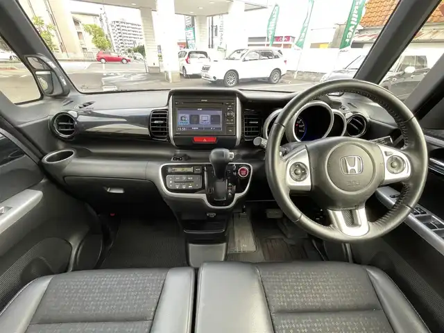 ホンダ Ｎ ＢＯＸ カスタム G ターボ Lパッケージ 岡山県 2015(平27)年 6.3万km プレミアムホワイトパールⅡ 登録時走行距離62931km/エアロ（サイド/リア）/社外ナビ/(AM/FM/TV/DISC/USB)/衝突軽減ブレーキシステム/アイドリングストップ/パドルシフト/両側パワースライドドア/クルーズコントロール/ETC/ドライブレコーダー/バックカメラ/スペアキー×1/スマートキー/プッシュスタート/電動格納ミラー/純正15インチアルミホイール