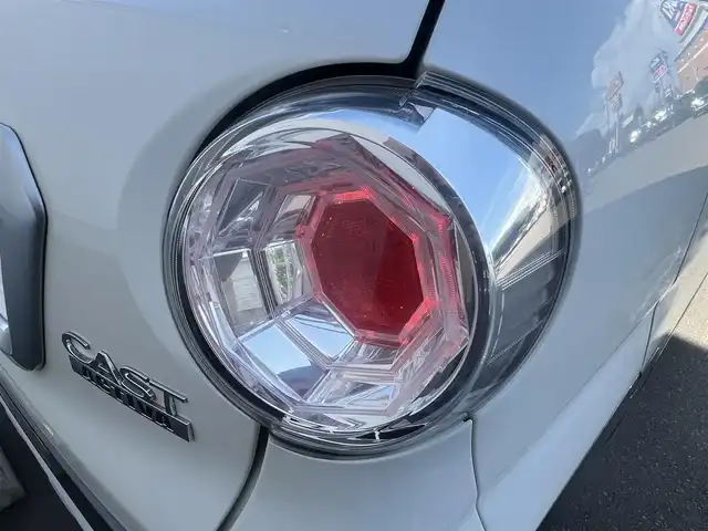 ダイハツ キャスト アクティバ X SAⅡ 秋田県 2015(平27)年 6.8万km パールホワイトⅢ ４WD/衝突軽減システム/誤発進抑制機能/純正ナビ/フルセグ/スマートキー/純正エンジンスターター/アイドリングストップ/プッシュスタート/レーンキープアシスト/ダウンヒルアシストコントロール/ステアリングスイッチ/純正エンジンスターター/純正フロアマット/純正ドアバイザー/オートライト/オートエアコン/パワーステアリング/パワーウィンドウ/横滑り防止/盗難防止装置/寒冷地仕様/レベライザー/電動格納ミラー/保証書/取扱説明書/記録簿