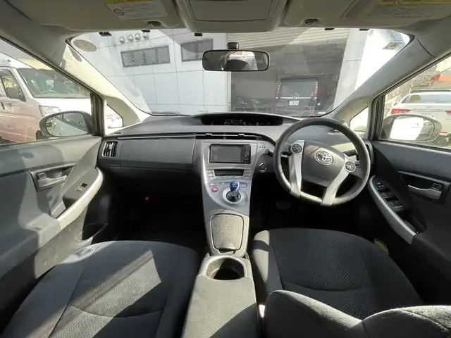 トヨタ プリウス S 神奈川県 2012(平24)年 1.1万km スーパーホワイトⅡ 株)IDOMが運営する【じしゃロン秦野店】の自社ローン対象車両になります。こちらは現金ご利用時の価格です。/自社ローンご希望の方は別途その旨お申付け下さい。/プッシュスタート/純正ナビ(NSZT-W61G)/BT・CD・DVD・AUX/バックカメラ/ステアリングスイッチ/ETC/オートライト/フォグランプ/純正ドアバイザー/純正フロアマット/ウインカーミラー/電動格納ミラー