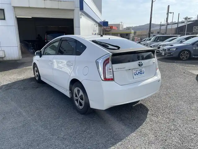 トヨタ プリウス S 神奈川県 2012(平24)年 1.1万km スーパーホワイトⅡ 株)IDOMが運営する【じしゃロン秦野店】の自社ローン対象車両になります。こちらは現金ご利用時の価格です。/自社ローンご希望の方は別途その旨お申付け下さい。/プッシュスタート/純正ナビ(NSZT-W61G)/BT・CD・DVD・AUX/バックカメラ/ステアリングスイッチ/ETC/オートライト/フォグランプ/純正ドアバイザー/純正フロアマット/ウインカーミラー/電動格納ミラー