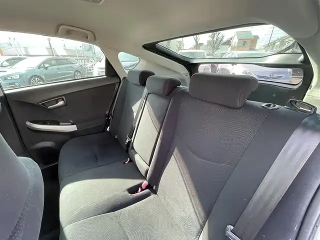 トヨタ プリウス S 神奈川県 2012(平24)年 1.1万km スーパーホワイトⅡ 株)IDOMが運営する【じしゃロン秦野店】の自社ローン対象車両になります。こちらは現金ご利用時の価格です。/自社ローンご希望の方は別途その旨お申付け下さい。/プッシュスタート/純正ナビ(NSZT-W61G)/BT・CD・DVD・AUX/バックカメラ/ステアリングスイッチ/ETC/オートライト/フォグランプ/純正ドアバイザー/純正フロアマット/ウインカーミラー/電動格納ミラー