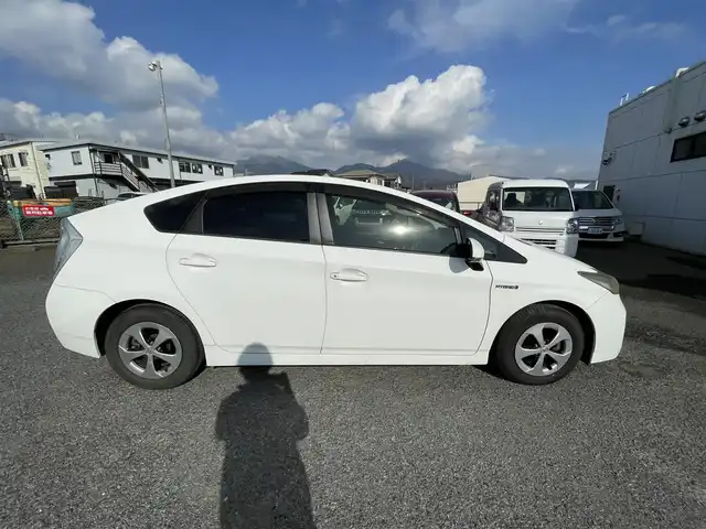 トヨタ プリウス S 神奈川県 2012(平24)年 1.1万km スーパーホワイトⅡ 株)IDOMが運営する【じしゃロン秦野店】の自社ローン対象車両になります。こちらは現金ご利用時の価格です。/自社ローンご希望の方は別途その旨お申付け下さい。/プッシュスタート/純正ナビ(NSZT-W61G)/BT・CD・DVD・AUX/バックカメラ/ステアリングスイッチ/ETC/オートライト/フォグランプ/純正ドアバイザー/純正フロアマット/ウインカーミラー/電動格納ミラー